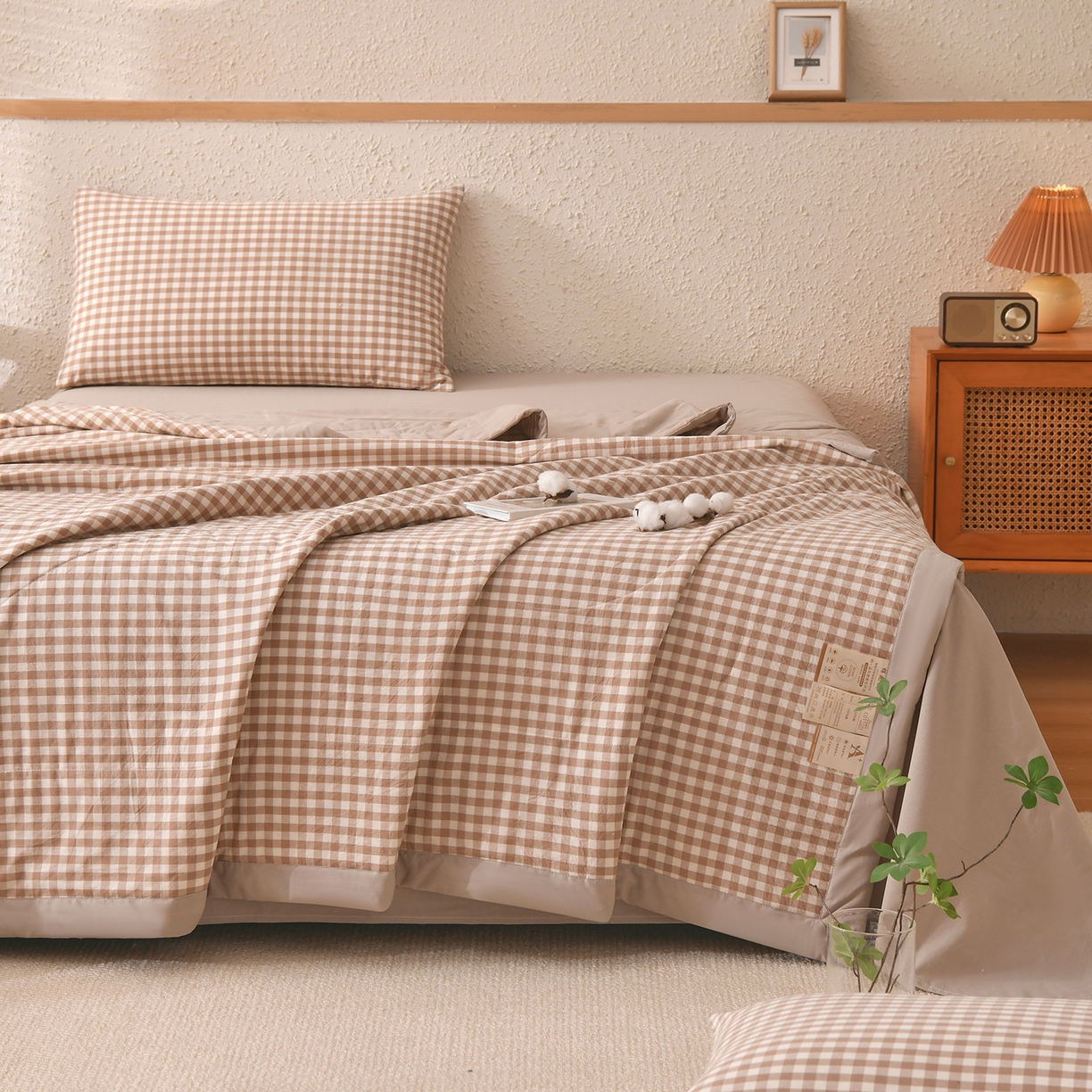 91家纺网 家纺一手货源 找家纺 培童家纺 2026新款全棉色织水洗棉A类棉花夏被可机洗空调被四件套床单枕套 卡小格