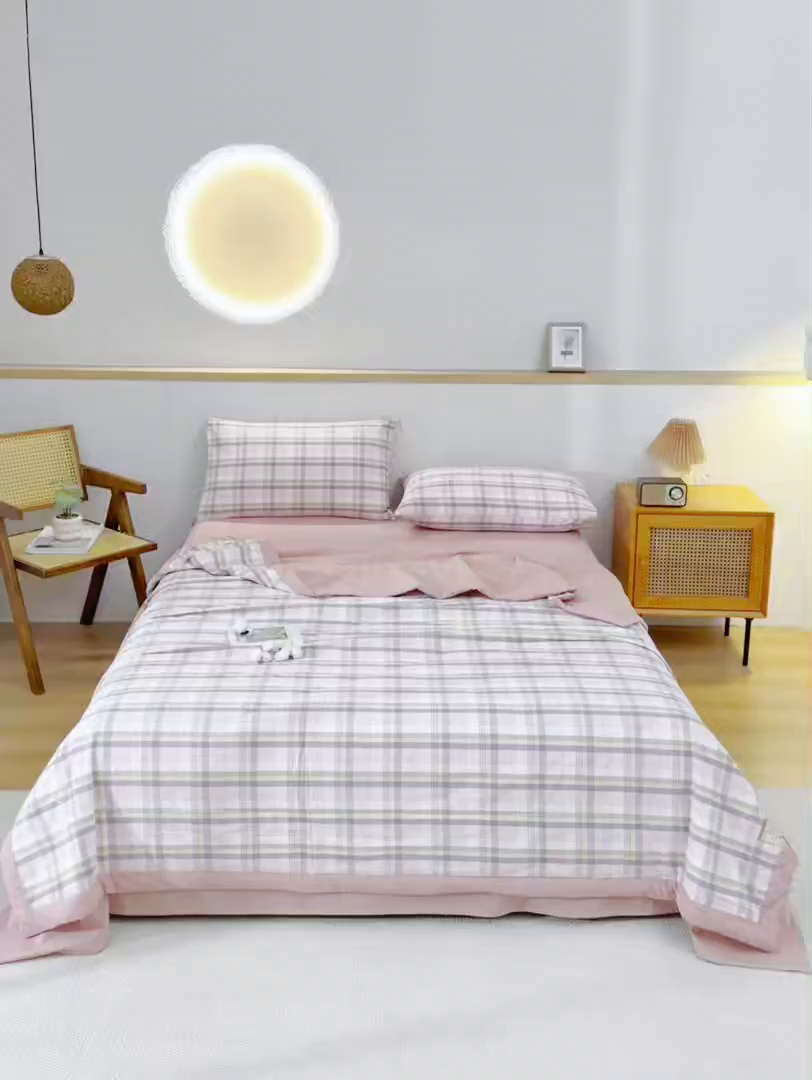 91家纺网 家纺一手货源 找家纺 培童家纺 2026新款全棉色织水洗棉A类棉花夏被可机洗空调被四件套床单枕套 简兮粉