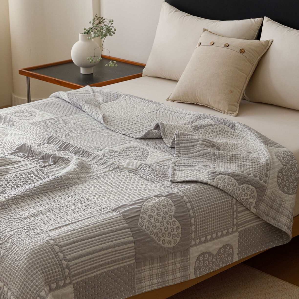 91家纺网 家纺一手货源 找家纺 悦然毛巾被 2026新款外贸全棉三层纱布毛巾被盖毯 爱心拼布灰