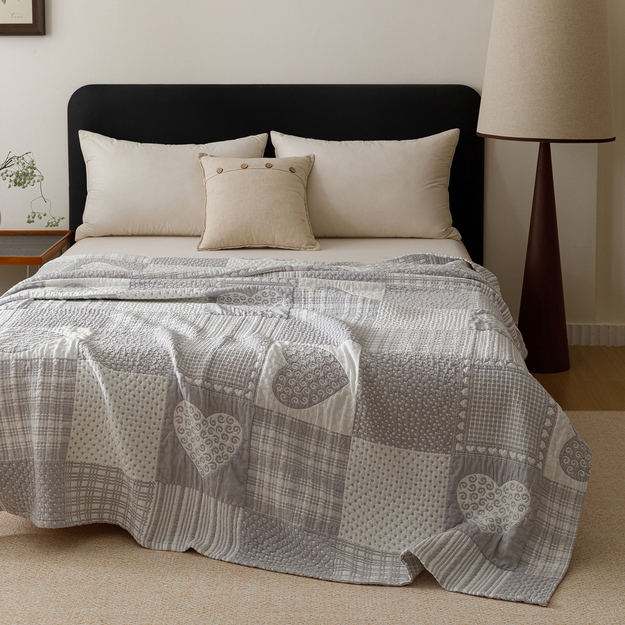 91家纺网 家纺一手货源 找家纺 悦然毛巾被 2026新款外贸全棉三层纱布毛巾被盖毯 爱心拼布灰