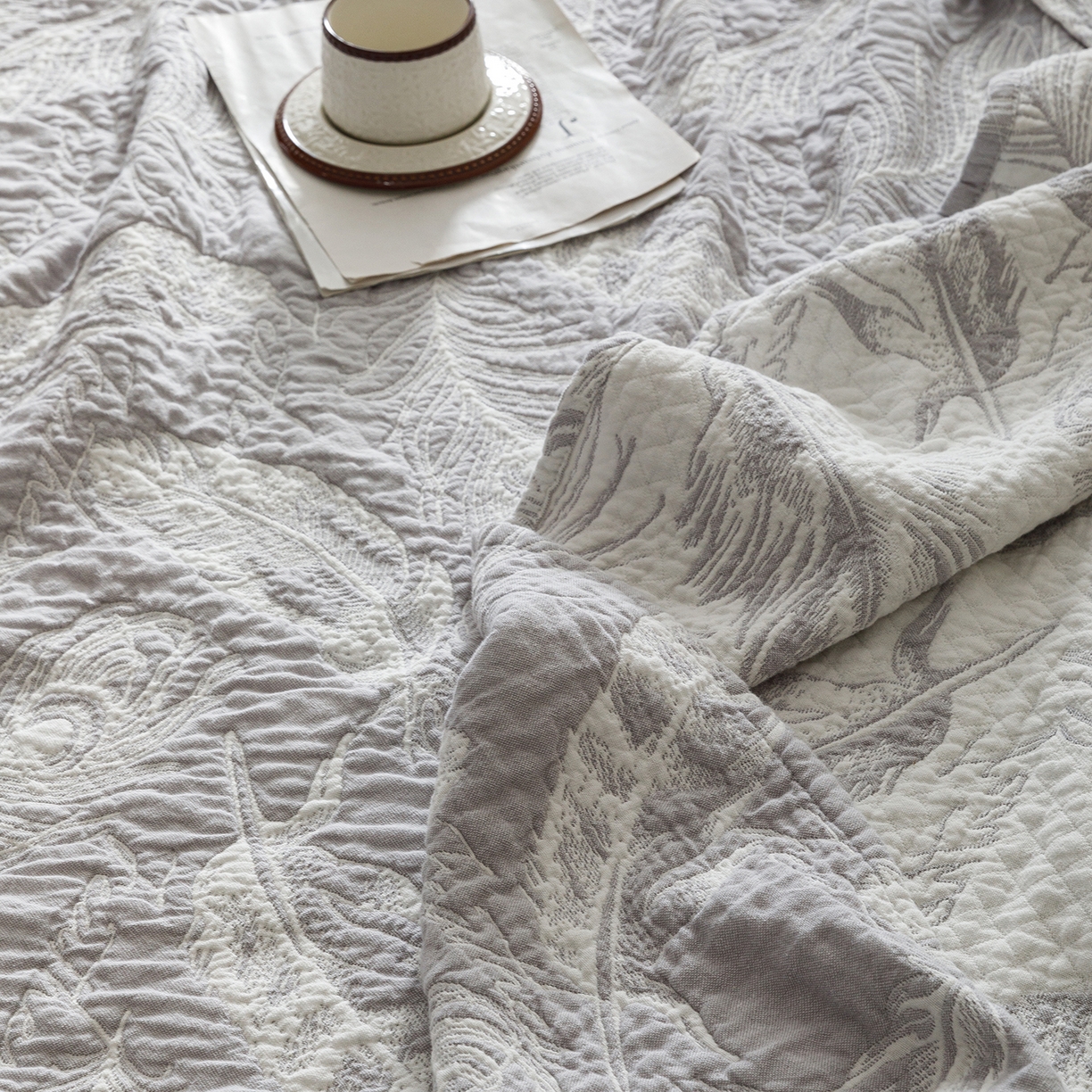 91家纺网 家纺一手货源 找家纺 悦然毛巾被 2026新款外贸全棉三层纱布毛巾被盖毯 空灵羽灰