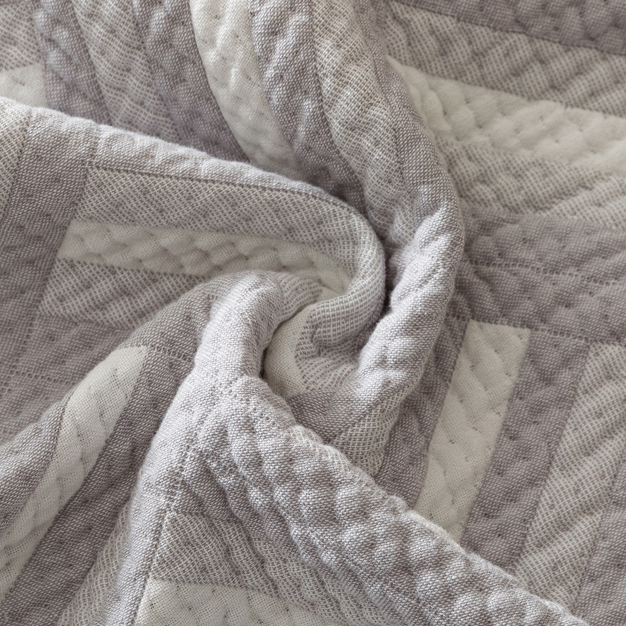 91家纺网 家纺一手货源 找家纺 悦然毛巾被 2026新款外贸全棉三层纱布毛巾被盖毯 迷宫灰