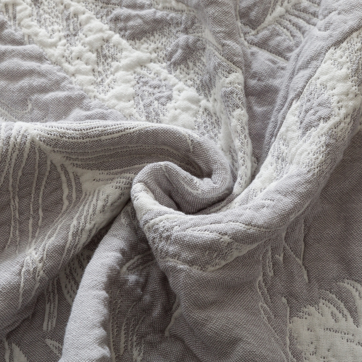 91家纺网 家纺一手货源 找家纺 悦然毛巾被 2026新款外贸全棉三层纱布毛巾被盖毯 空灵羽灰