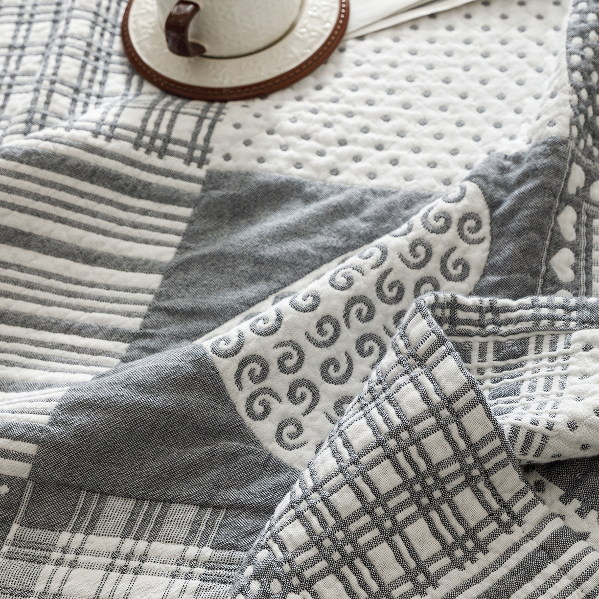 91家纺网 家纺一手货源 找家纺 悦然毛巾被 2026新款外贸全棉三层纱布毛巾被盖毯 爱心拼布蓝