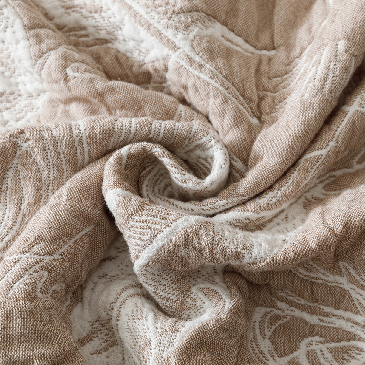 91家纺网 家纺一手货源 找家纺 悦然毛巾被 2026新款外贸全棉三层纱布毛巾被盖毯 空灵羽咖