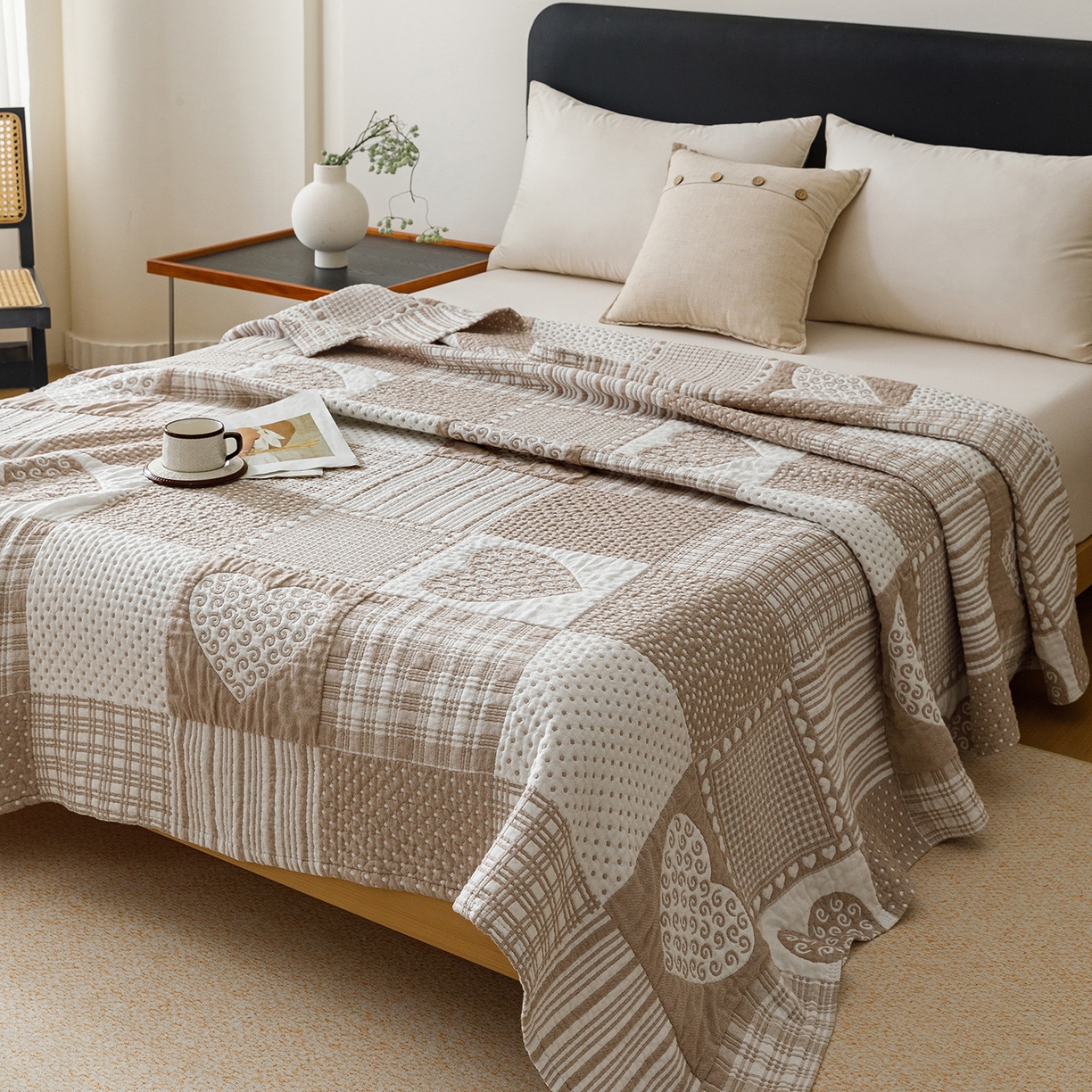 91家纺网 家纺一手货源 找家纺 悦然毛巾被 2026新款外贸全棉三层纱布毛巾被盖毯 爱心拼布咖