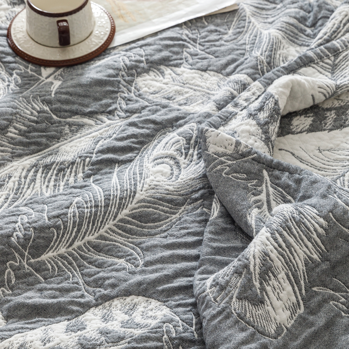 91家纺网 家纺一手货源 找家纺 悦然毛巾被 2026新款外贸全棉三层纱布毛巾被盖毯 空灵羽蓝