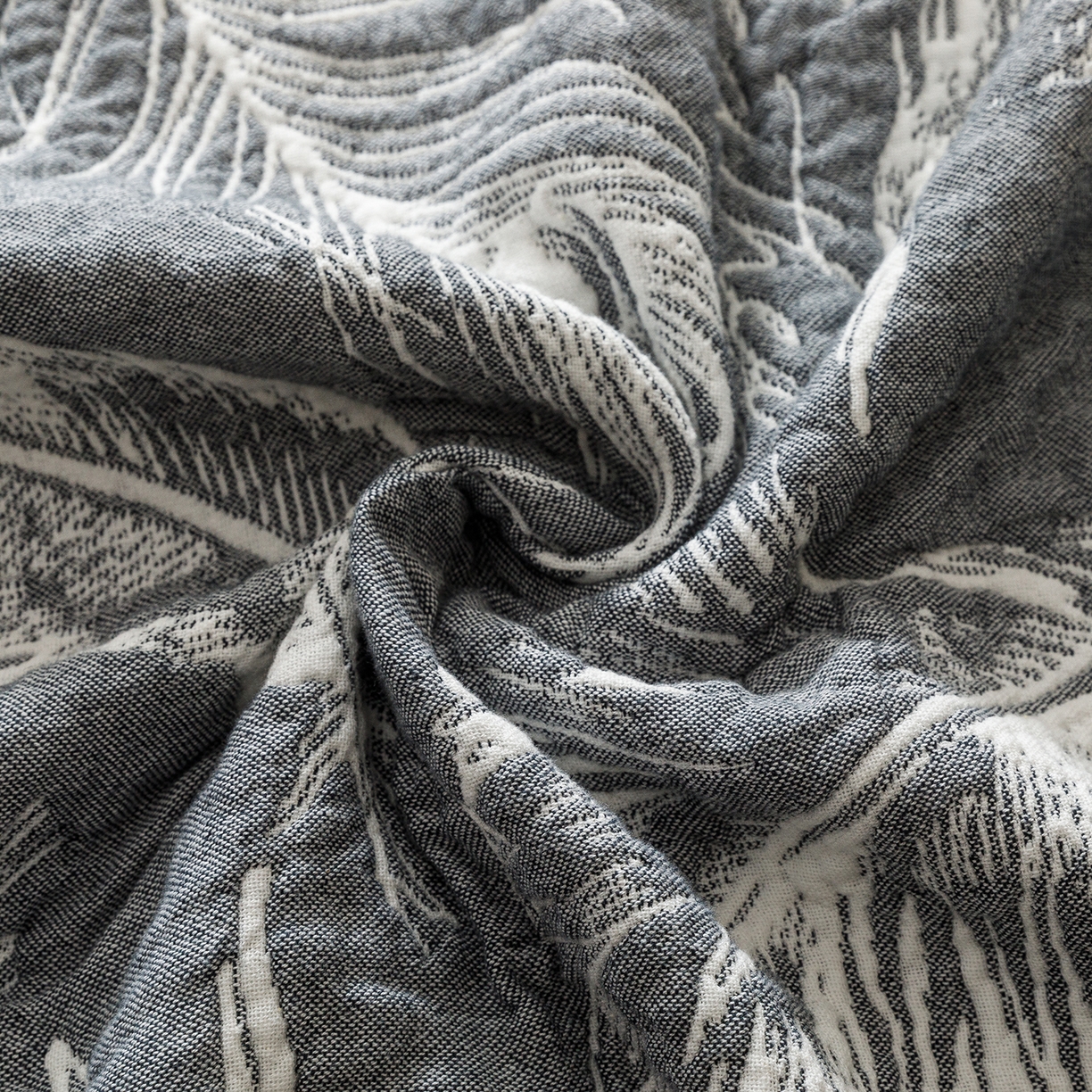 91家纺网 家纺一手货源 找家纺 悦然毛巾被 2026新款外贸全棉三层纱布毛巾被盖毯 空灵羽蓝