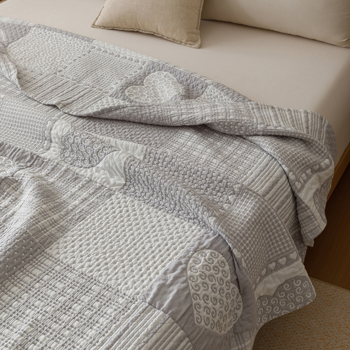 91家纺网 家纺一手货源 找家纺 悦然毛巾被 2026新款外贸全棉三层纱布毛巾被盖毯 爱心拼布灰