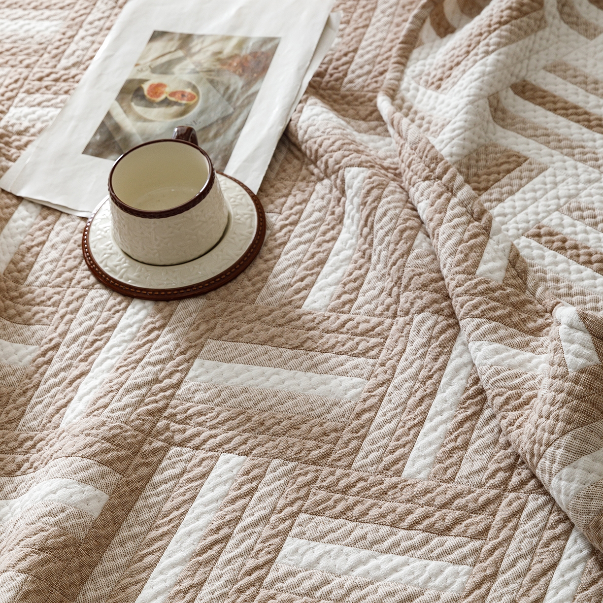 91家纺网 家纺一手货源 找家纺 悦然毛巾被 2026新款外贸全棉三层纱布毛巾被盖毯 迷宫格咖