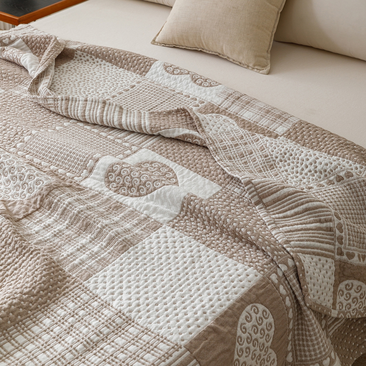 91家纺网 家纺一手货源 找家纺 悦然毛巾被 2026新款外贸全棉三层纱布毛巾被盖毯 爱心拼布咖