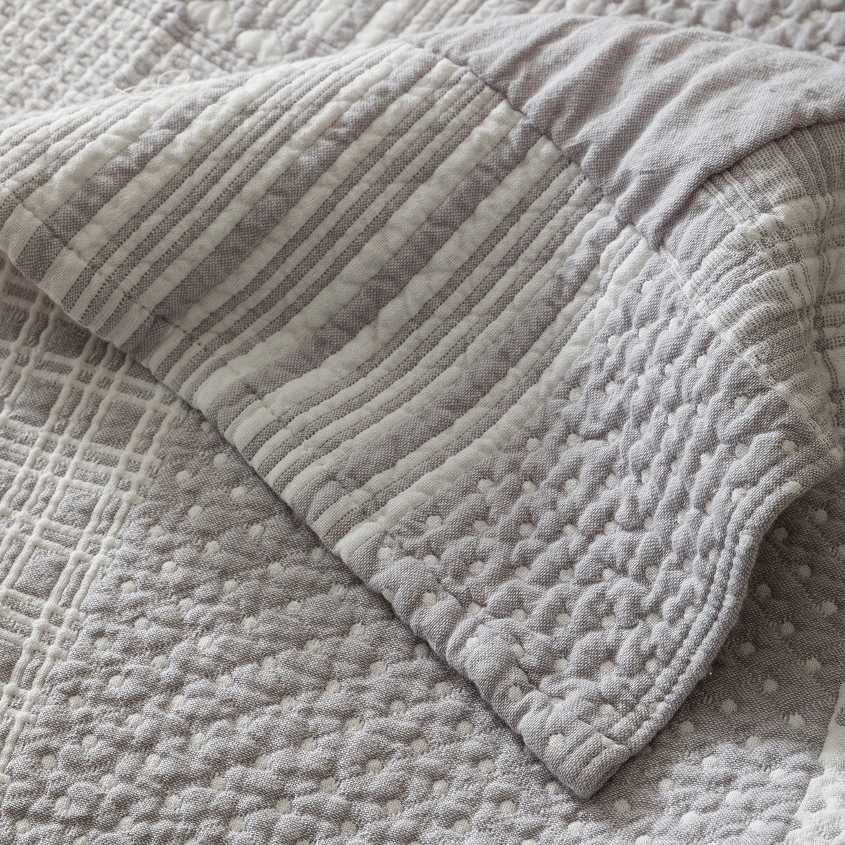 91家纺网 家纺一手货源 找家纺 悦然毛巾被 2026新款外贸全棉三层纱布毛巾被盖毯 爱心拼布灰