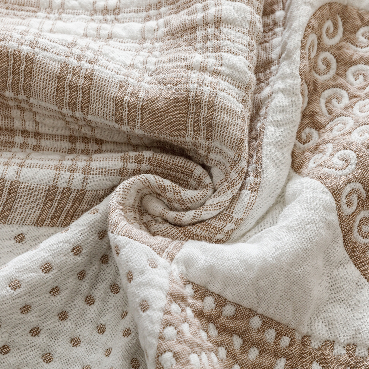 91家纺网 家纺一手货源 找家纺 悦然毛巾被 2026新款外贸全棉三层纱布毛巾被盖毯 爱心拼布咖