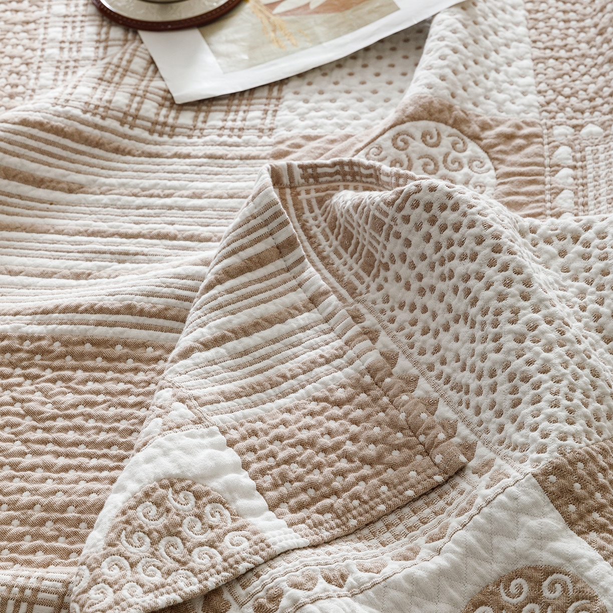 91家纺网 家纺一手货源 找家纺 悦然毛巾被 2026新款外贸全棉三层纱布毛巾被盖毯 爱心拼布咖