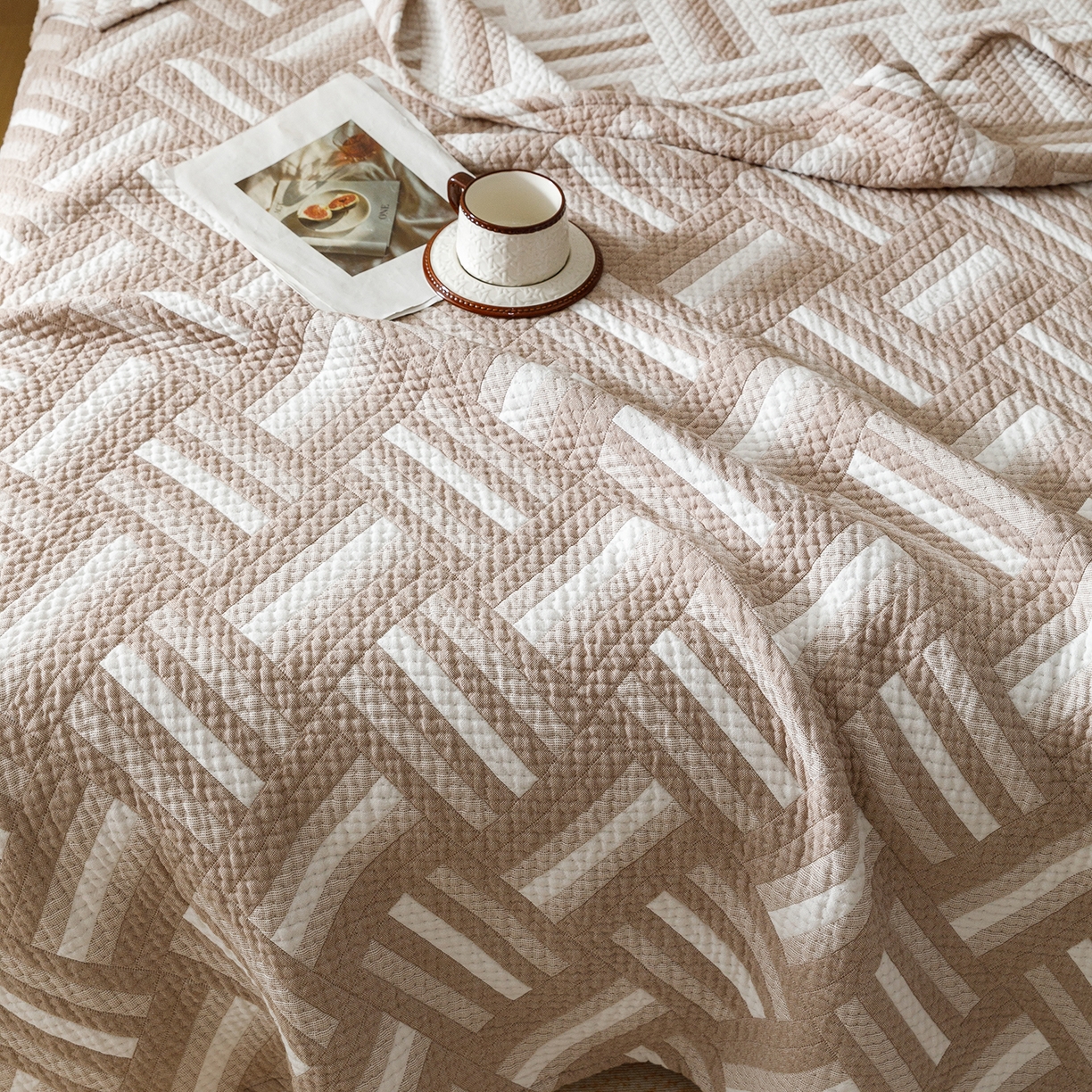 91家纺网 家纺一手货源 找家纺 悦然毛巾被 2026新款外贸全棉三层纱布毛巾被盖毯 迷宫格咖