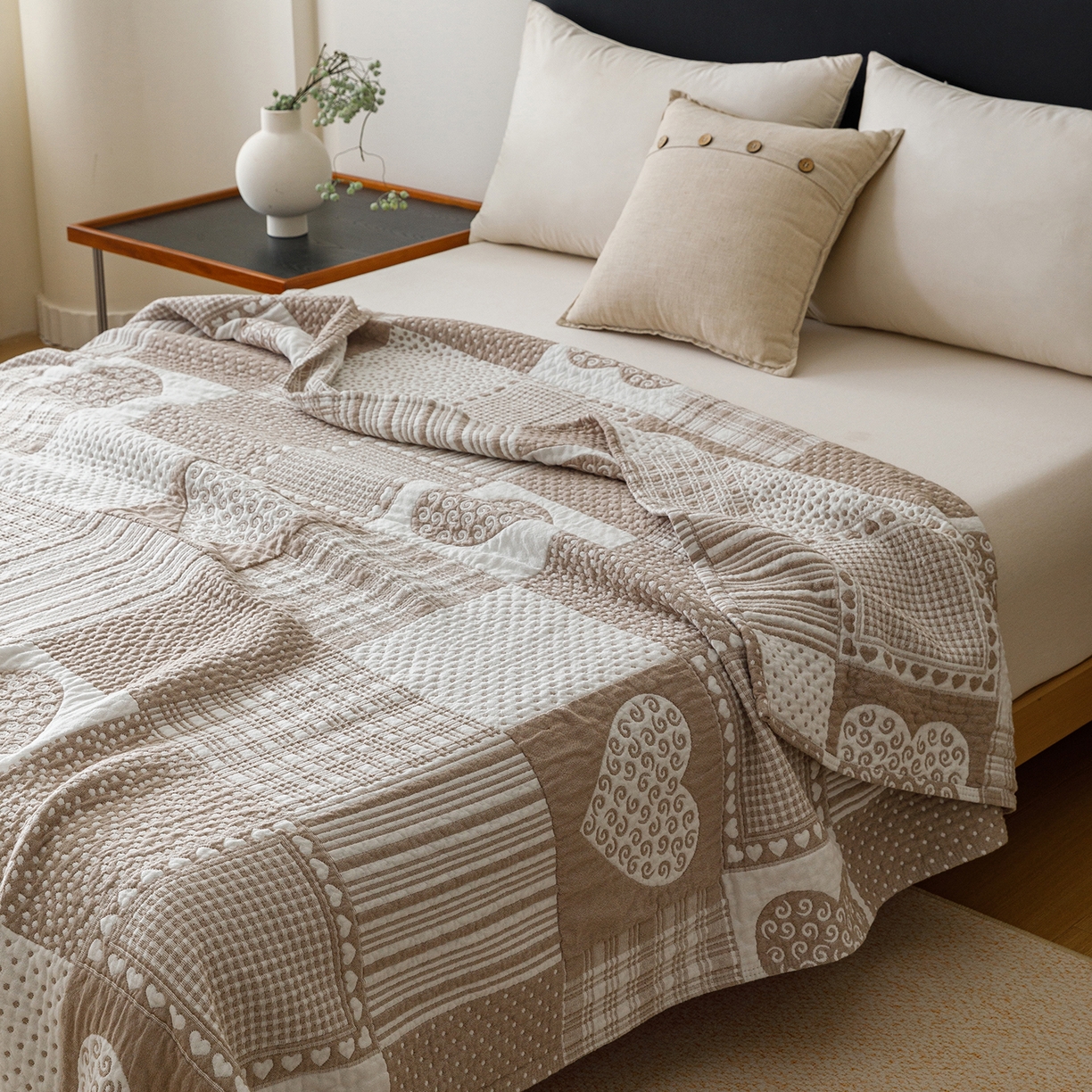 91家纺网 家纺一手货源 找家纺 悦然毛巾被 2026新款外贸全棉三层纱布毛巾被盖毯 爱心拼布咖