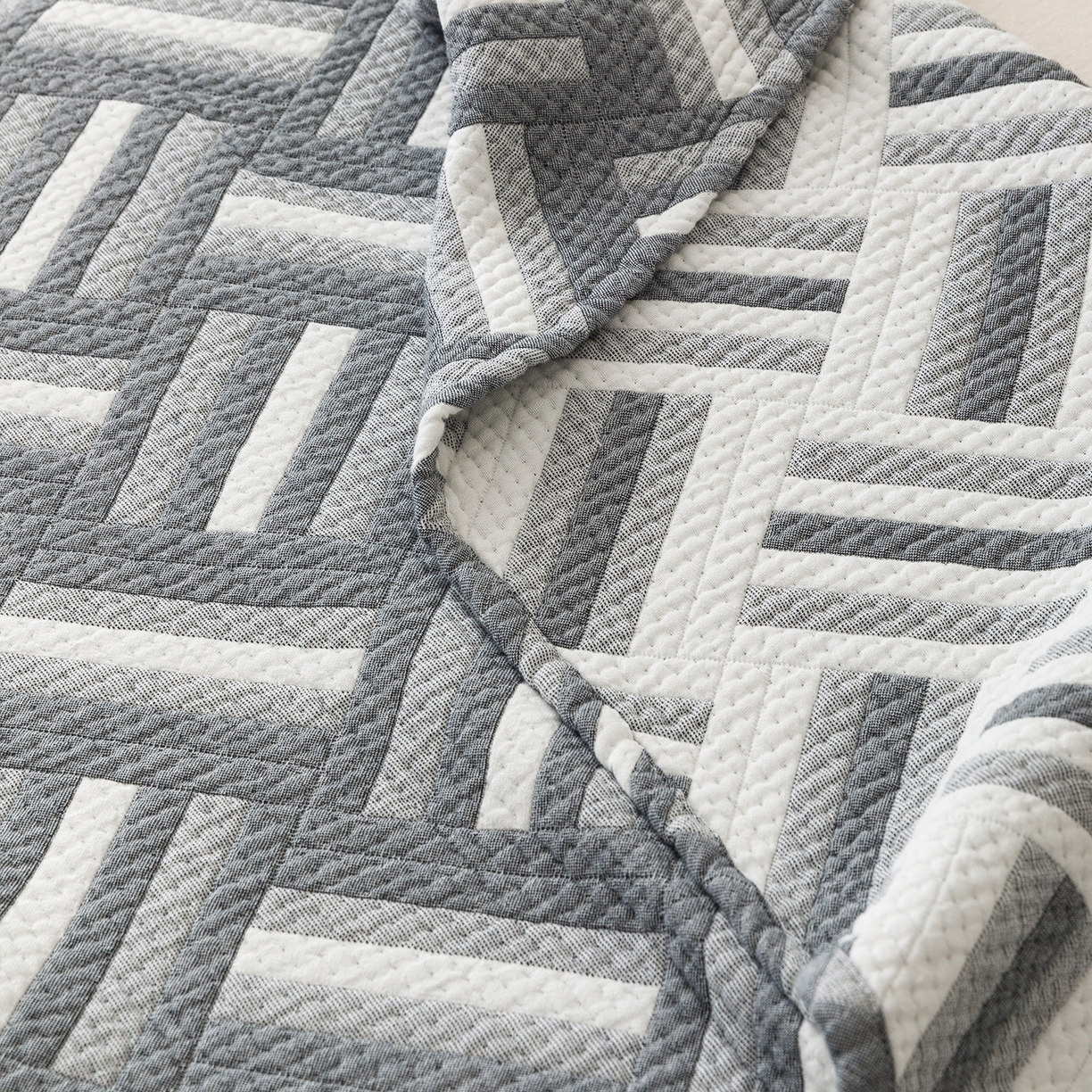 91家纺网 家纺一手货源 找家纺 悦然毛巾被 2026新款外贸全棉三层纱布毛巾被盖毯 迷宫蓝