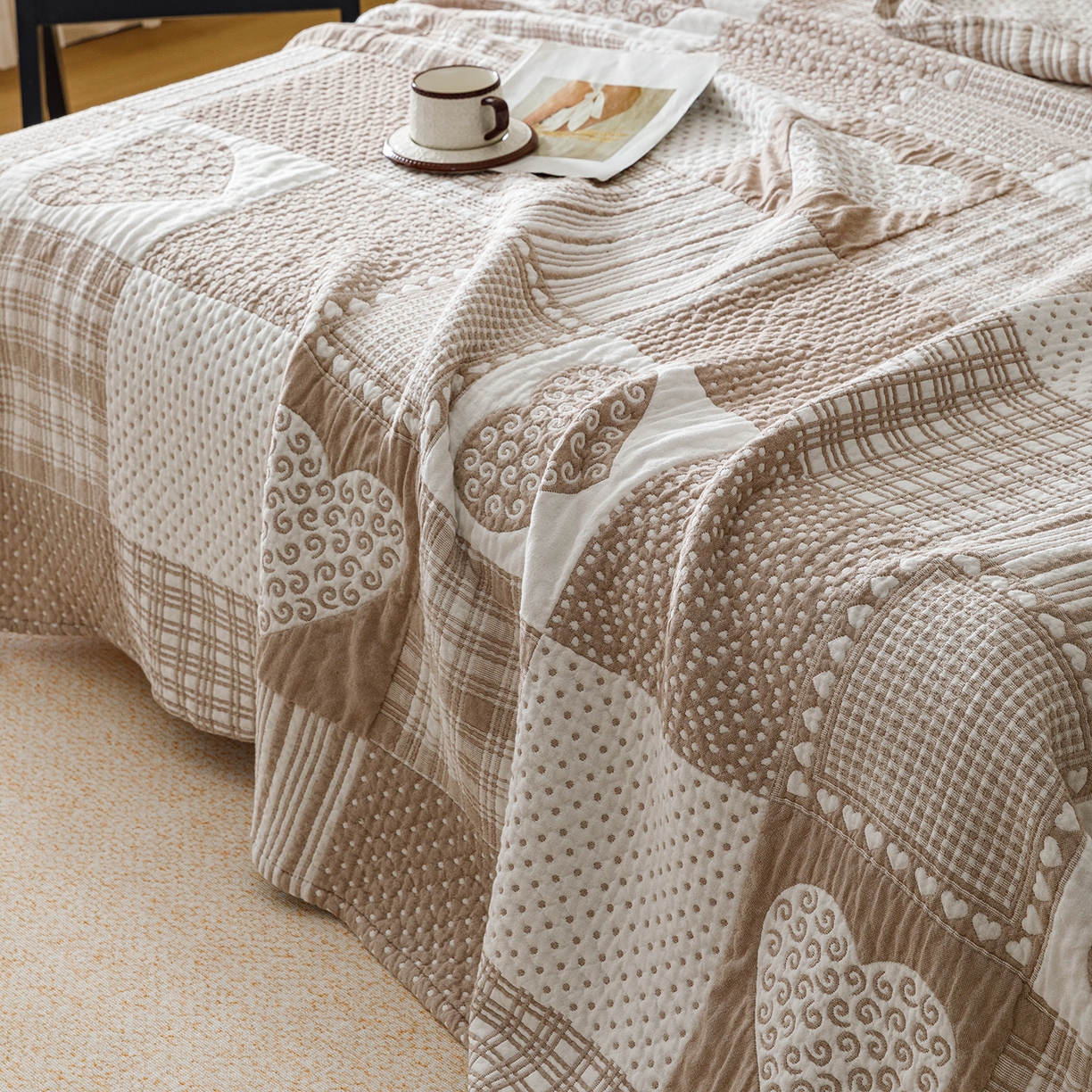 91家纺网 家纺一手货源 找家纺 悦然毛巾被 2026新款外贸全棉三层纱布毛巾被盖毯 爱心拼布咖