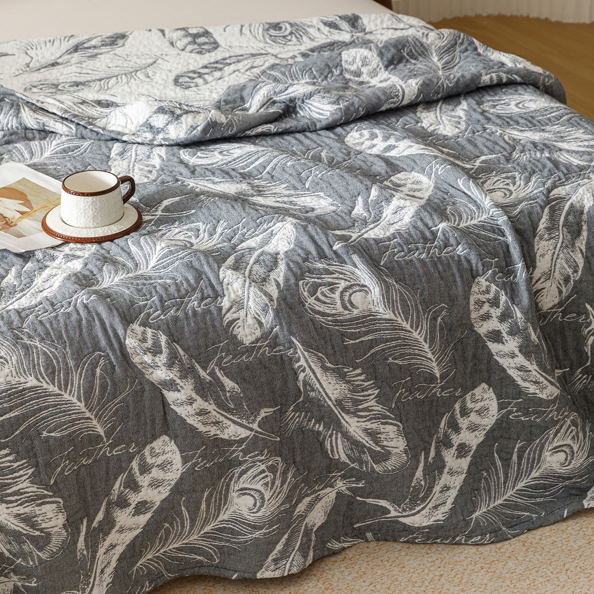 91家纺网 家纺一手货源 找家纺 悦然毛巾被 2026新款外贸全棉三层纱布毛巾被盖毯 空灵羽蓝