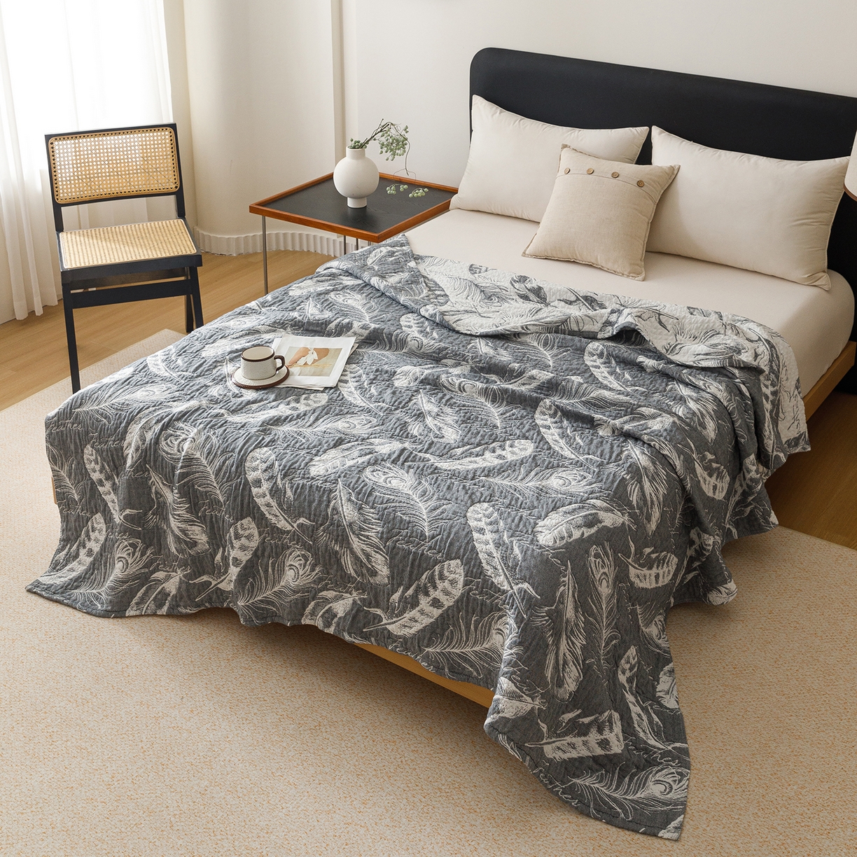 91家纺网 家纺一手货源 找家纺 悦然毛巾被 2026新款外贸全棉三层纱布毛巾被盖毯 空灵羽蓝