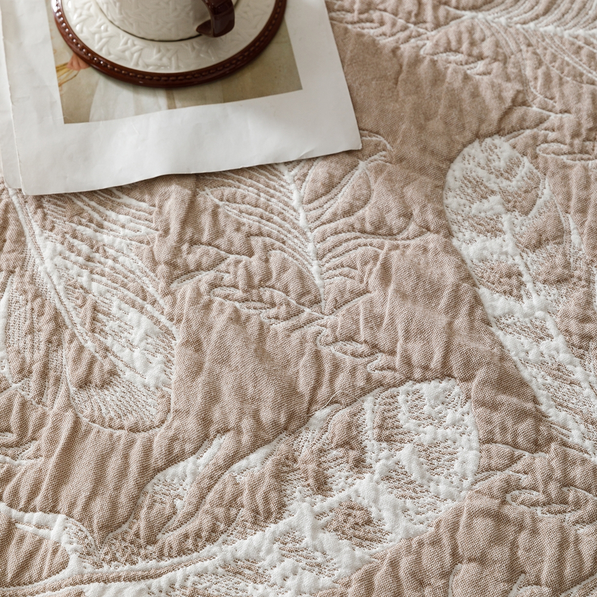 91家纺网 家纺一手货源 找家纺 悦然毛巾被 2026新款外贸全棉三层纱布毛巾被盖毯 空灵羽咖