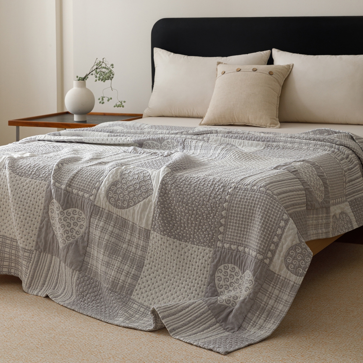 91家纺网 家纺一手货源 找家纺 悦然毛巾被 2026新款外贸全棉三层纱布毛巾被盖毯 爱心拼布灰