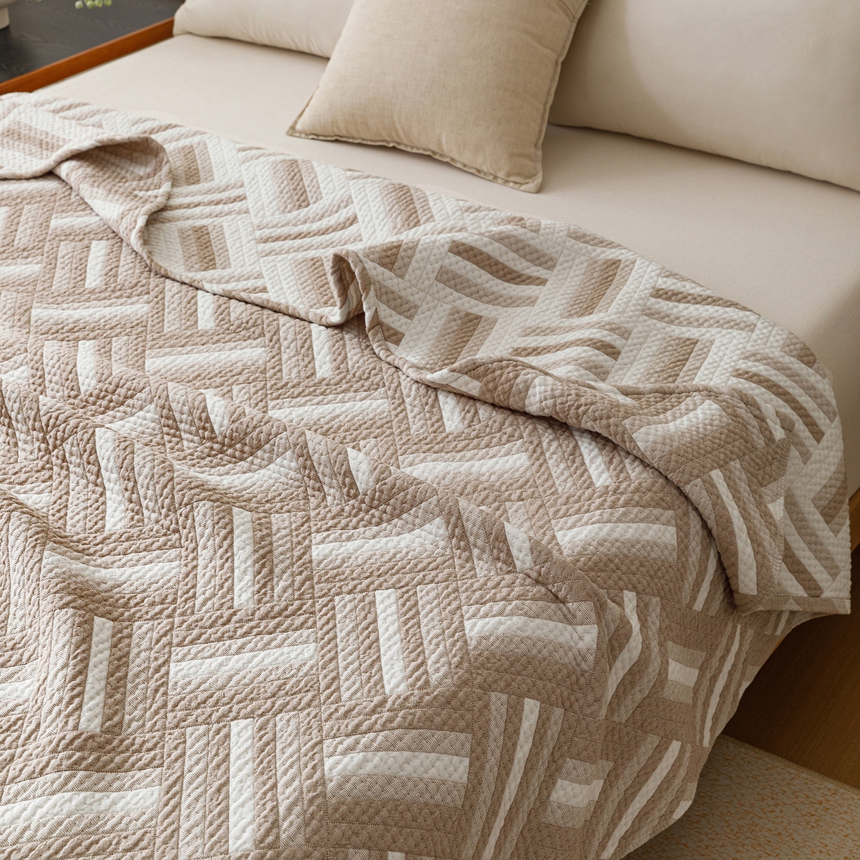 91家纺网 家纺一手货源 找家纺 悦然毛巾被 2026新款外贸全棉三层纱布毛巾被盖毯 迷宫格咖