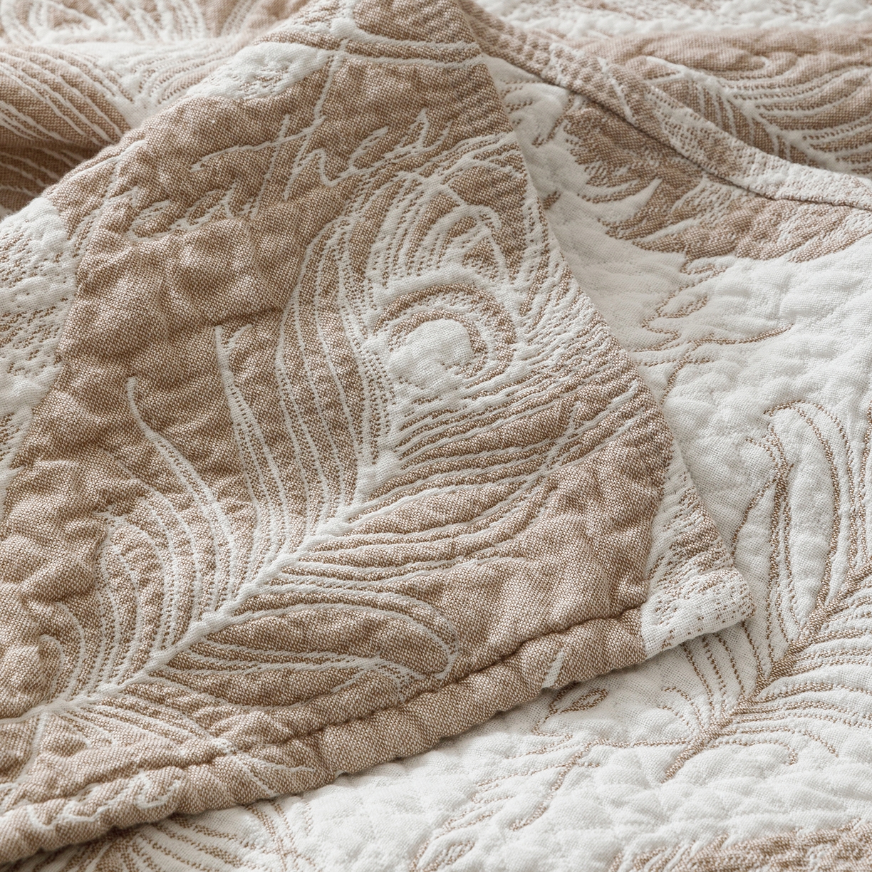 91家纺网 家纺一手货源 找家纺 悦然毛巾被 2026新款外贸全棉三层纱布毛巾被盖毯 空灵羽咖