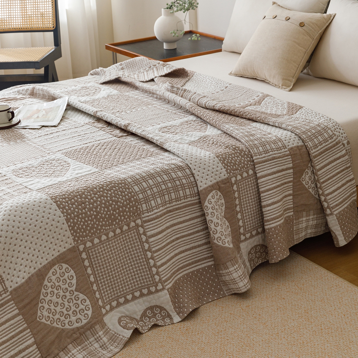 91家纺网 家纺一手货源 找家纺 悦然毛巾被 2026新款外贸全棉三层纱布毛巾被盖毯 爱心拼布咖