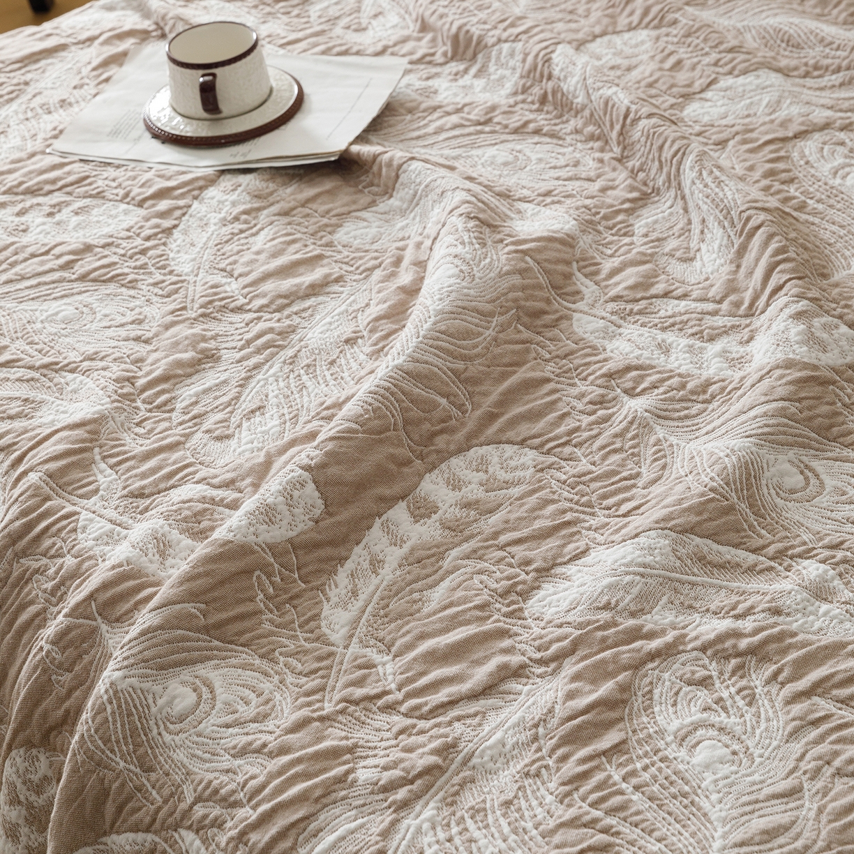 91家纺网 家纺一手货源 找家纺 悦然毛巾被 2026新款外贸全棉三层纱布毛巾被盖毯 空灵羽咖