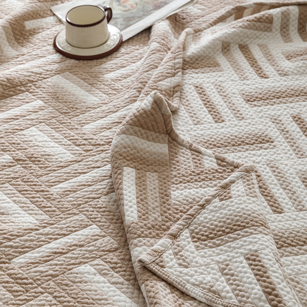 91家纺网 家纺一手货源 找家纺 悦然毛巾被 2026新款外贸全棉三层纱布毛巾被盖毯 迷宫格咖