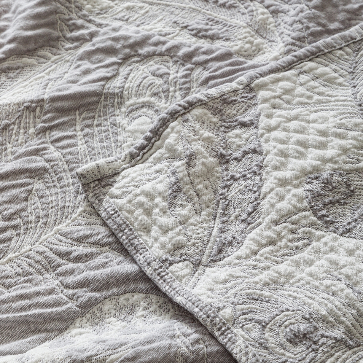 91家纺网 家纺一手货源 找家纺 悦然毛巾被 2026新款外贸全棉三层纱布毛巾被盖毯 空灵羽灰