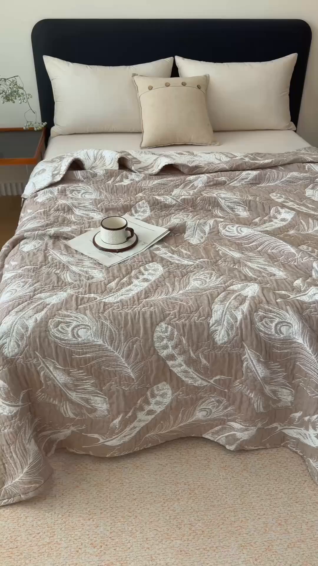 91家纺网 家纺一手货源 找家纺 悦然毛巾被 2026新款外贸全棉三层纱布毛巾被盖毯 空灵羽咖