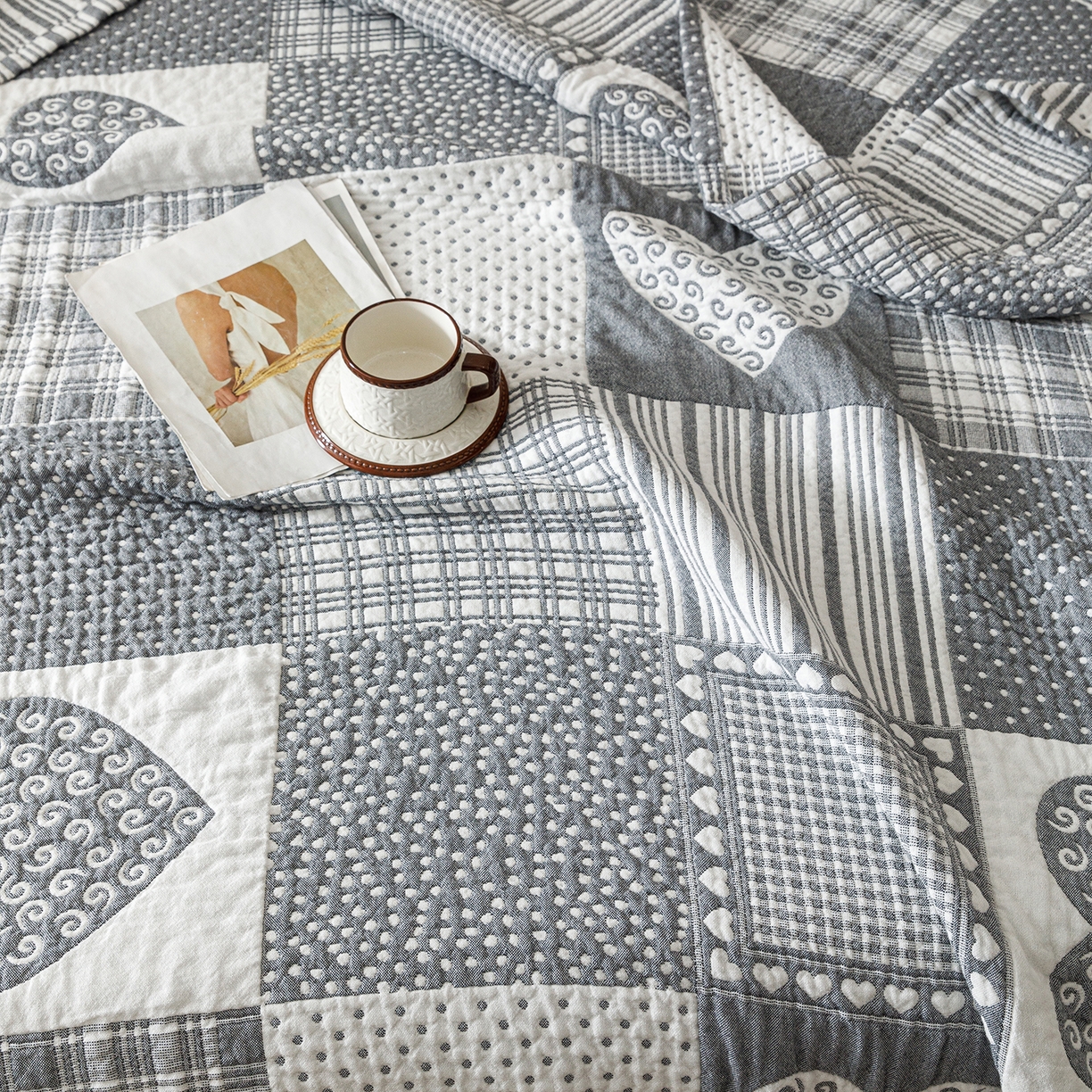 91家纺网 家纺一手货源 找家纺 悦然毛巾被 2026新款外贸全棉三层纱布毛巾被盖毯 爱心拼布蓝