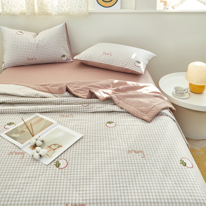 91家纺网 家纺一手货源 找家纺 黛妮雅 2026新款里外全棉印花棉花被纯棉夏被夏凉被空调被 夏被四件套格子草莓咖