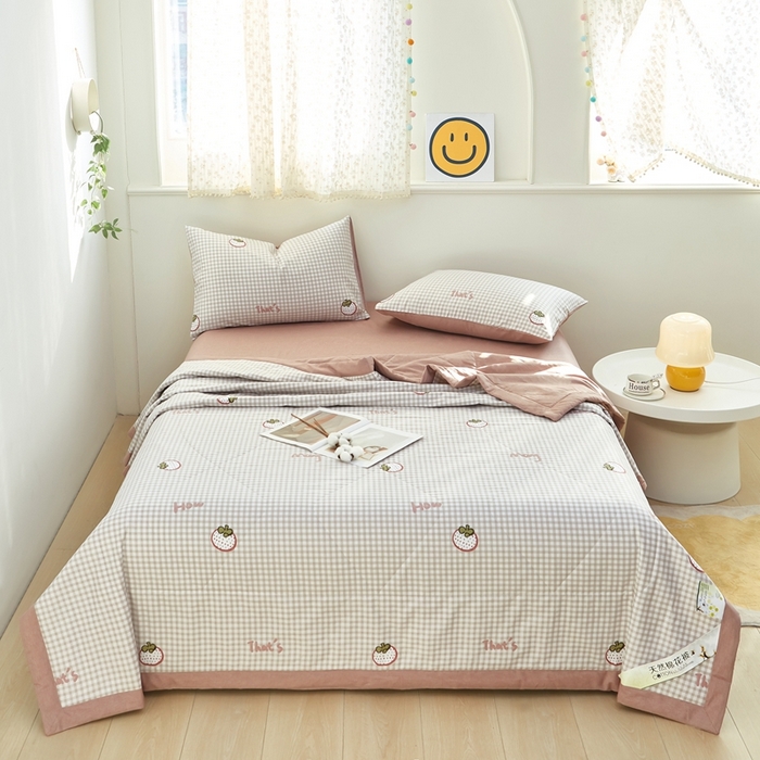 91家纺网 家纺一手货源 找家纺 黛妮雅 2026新款里外全棉印花棉花被纯棉夏被夏凉被空调被 夏被四件套格子草莓咖