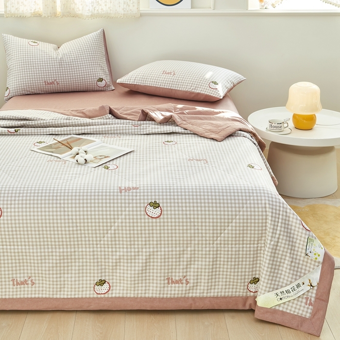 91家纺网 家纺一手货源 找家纺 黛妮雅 2026新款里外全棉印花棉花被纯棉夏被夏凉被空调被 夏被四件套格子草莓咖