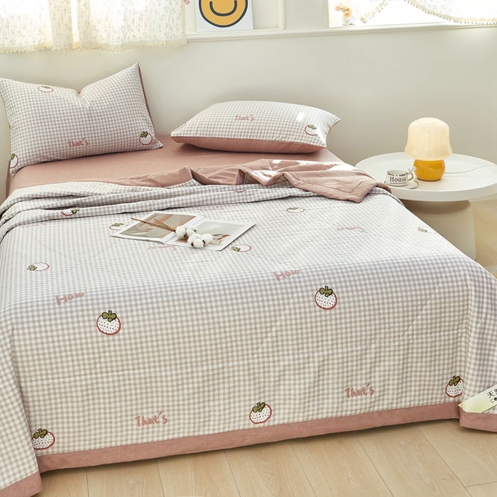 91家纺网 家纺一手货源 找家纺 黛妮雅 2026新款里外全棉印花棉花被纯棉夏被夏凉被空调被 夏被四件套格子草莓咖