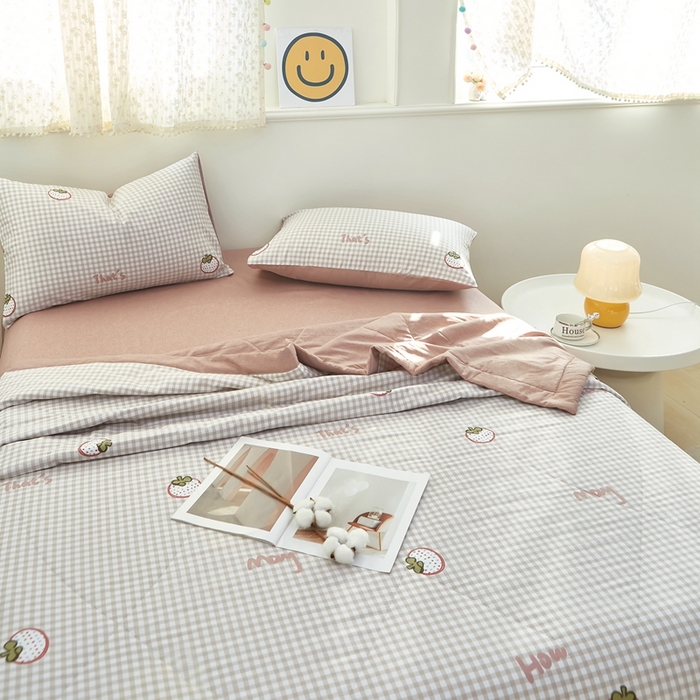 91家纺网 家纺一手货源 找家纺 黛妮雅 2026新款里外全棉印花棉花被纯棉夏被夏凉被空调被 夏被四件套格子草莓咖