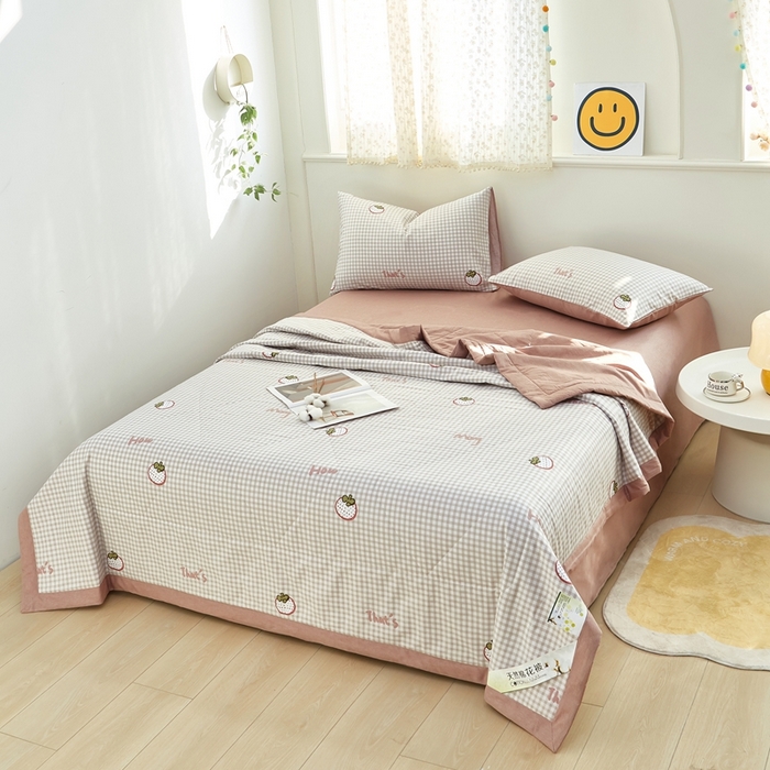 91家纺网 家纺一手货源 找家纺 黛妮雅 2026新款里外全棉印花棉花被纯棉夏被夏凉被空调被 夏被四件套格子草莓咖