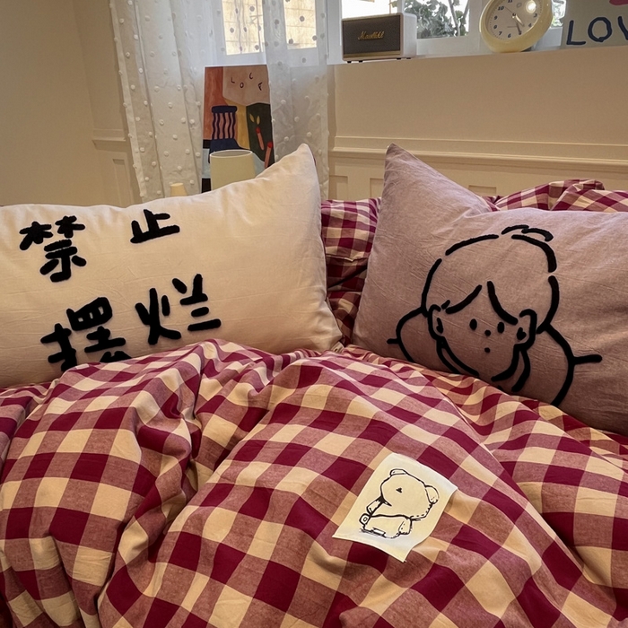 91家纺网 家纺一手货源 找家纺 花漾家居 2026新款无印宿舍简约全棉色织水洗棉毛巾绣四件套 红中格