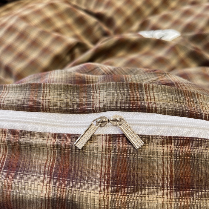 91家纺网 家纺一手货源 找家纺 花漾家居 2026新款无印宿舍简约全棉色织水洗棉毛巾绣四件套 红咖格