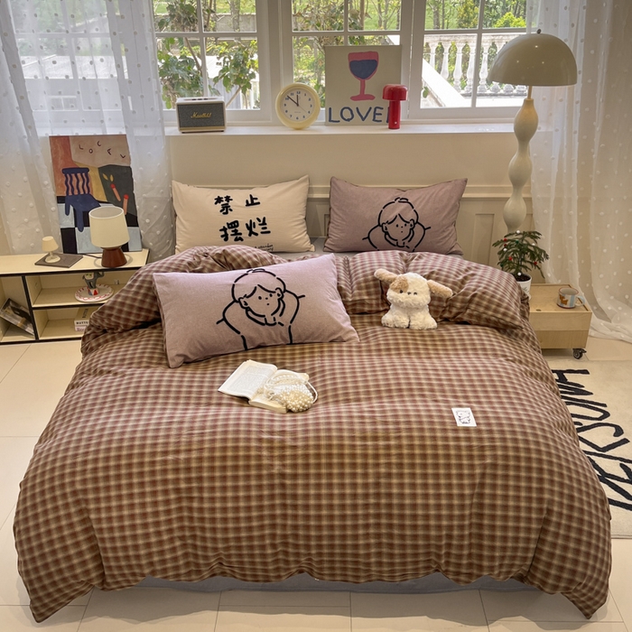 91家纺网 家纺一手货源 找家纺 花漾家居 2026新款无印宿舍简约全棉色织水洗棉毛巾绣四件套 红咖格