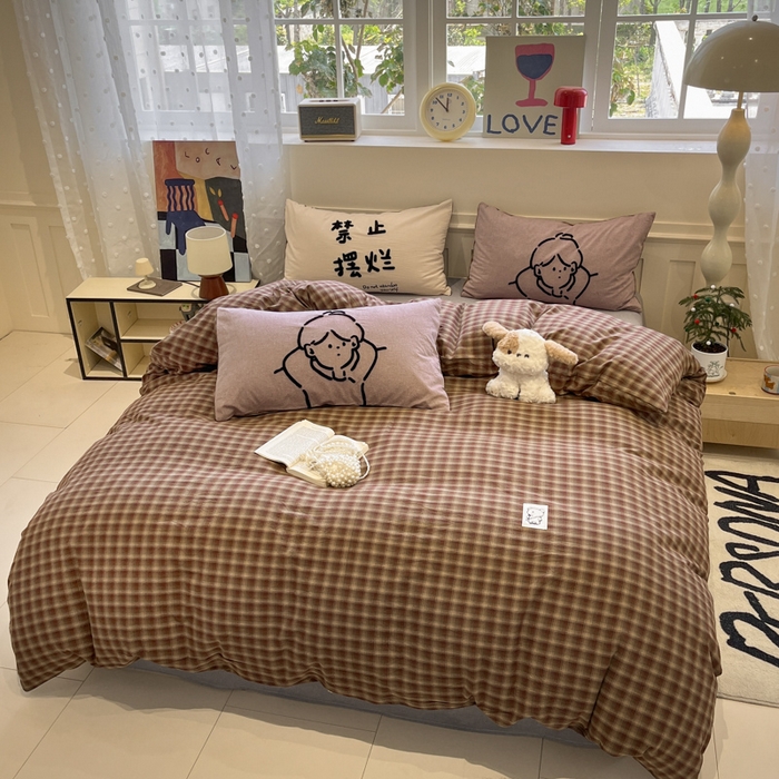 91家纺网 家纺一手货源 找家纺 花漾家居 2026新款无印宿舍简约全棉色织水洗棉毛巾绣四件套 红咖格