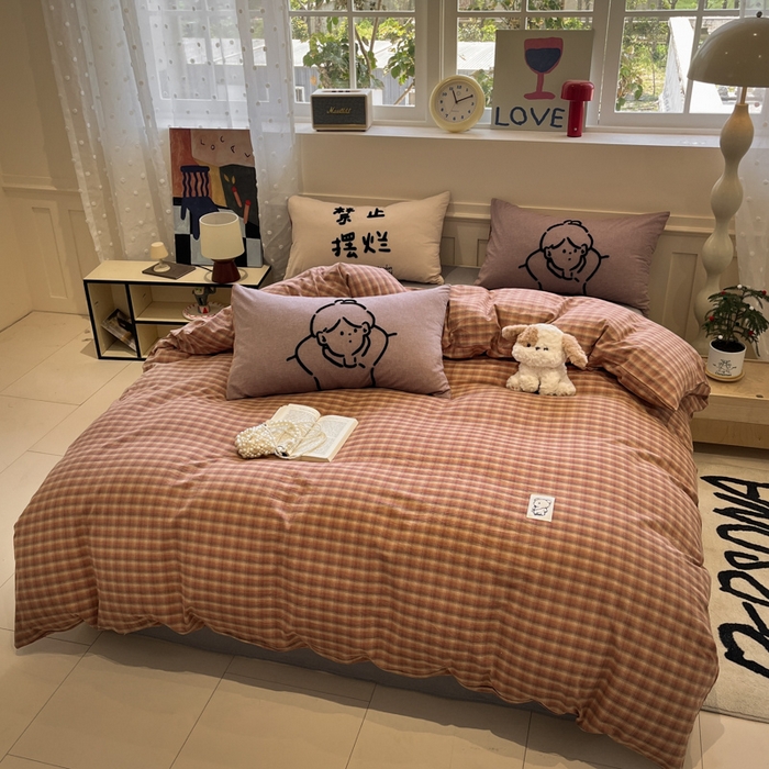 91家纺网 家纺一手货源 找家纺 花漾家居 2026新款无印宿舍简约全棉色织水洗棉毛巾绣四件套 粉咖格