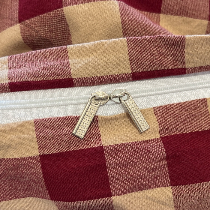 91家纺网 家纺一手货源 找家纺 花漾家居 2026新款无印宿舍简约全棉色织水洗棉毛巾绣四件套 红中格