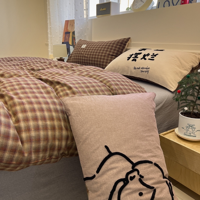 91家纺网 家纺一手货源 找家纺 花漾家居 2026新款无印宿舍简约全棉色织水洗棉毛巾绣四件套 红咖格