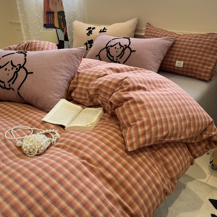 91家纺网 家纺一手货源 找家纺 花漾家居 2026新款无印宿舍简约全棉色织水洗棉毛巾绣四件套 粉咖格