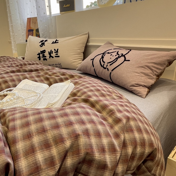 91家纺网 家纺一手货源 找家纺 花漾家居 2026新款无印宿舍简约全棉色织水洗棉毛巾绣四件套 红咖格