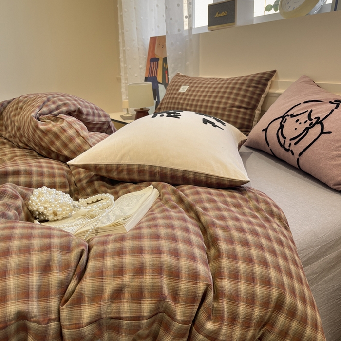 91家纺网 家纺一手货源 找家纺 花漾家居 2026新款无印宿舍简约全棉色织水洗棉毛巾绣四件套 红咖格